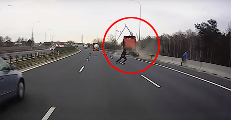 Ciągnik siodłowy uderza w stojącego busa. Dramatyczne nagranie