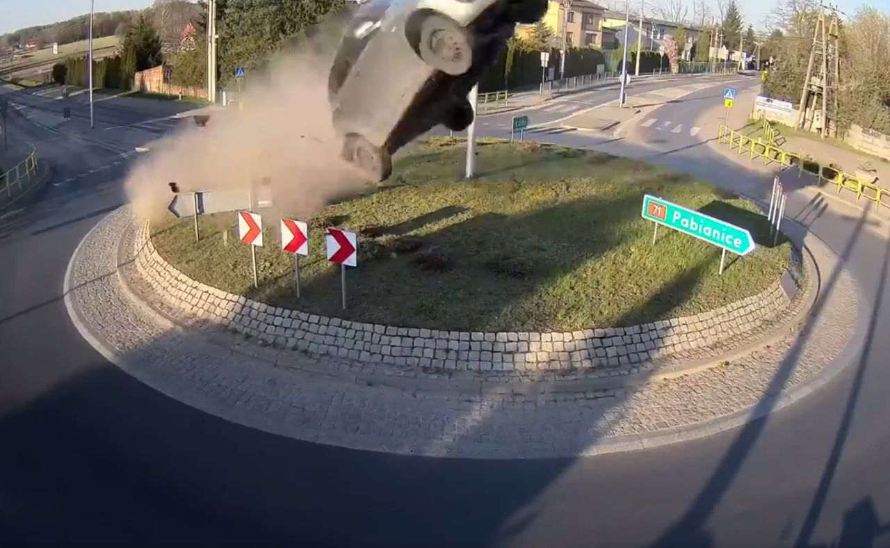 Wypadek w Rąbieniu. Na rondzie jak z katapulty. Wylądował kilkadziesiąt metrów dalej na terenie kościoła [WIDEO]