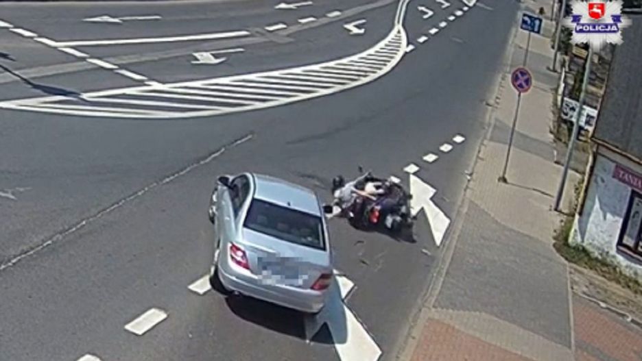 Mężczyzna czeka na decyzję sądu.