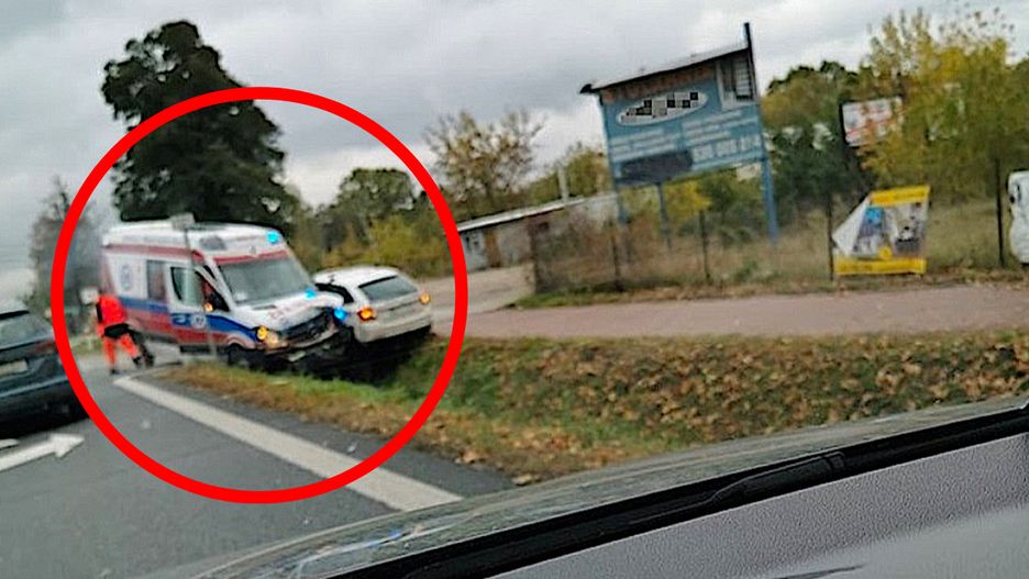 Karetka na sygnale zderzyła się ze skodą na pod Warszawą