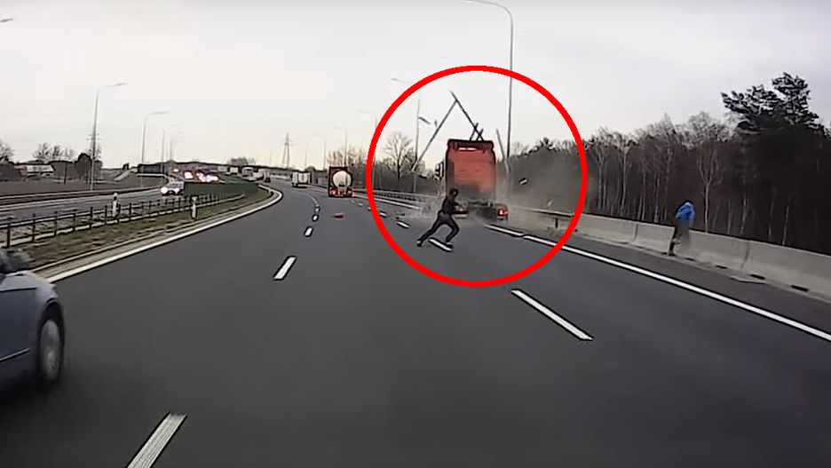 Znajdujące się na pace busa osoby w ostatniej chwili odskoczyły na bok