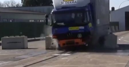 Betonowe bariery kontra "terrorysta". To wideo szokuje