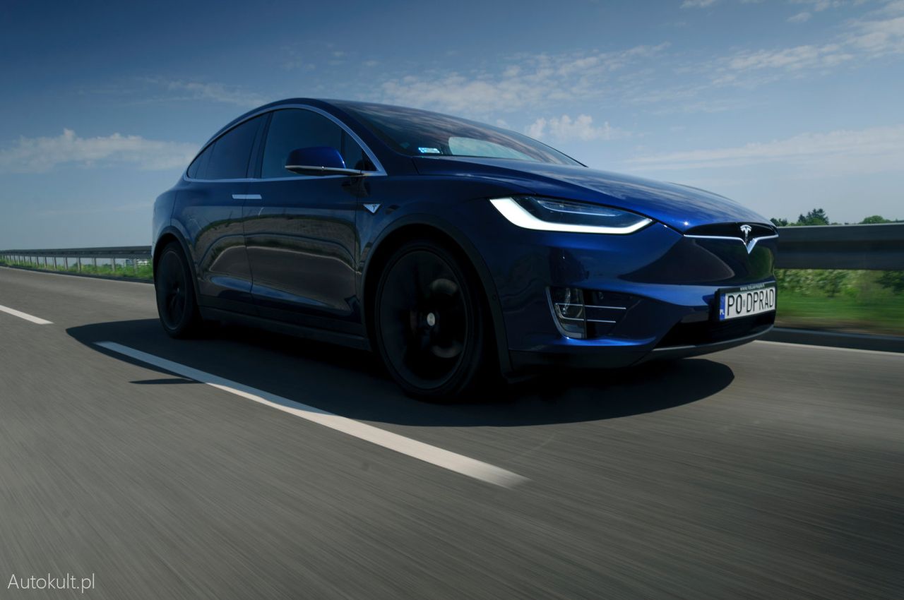 Tesla: Autopilot 9-krotnie lepszy od kierowcy
