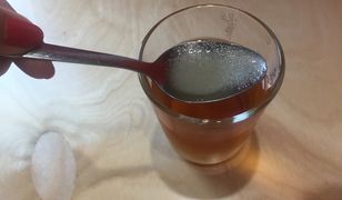 Uwaga na cukier o brązowym kolorze. Dodają do niego karmel i sprzedają dwa razy drożej