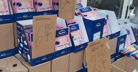Mafia parówkowa na bazarach. Skąd mają towar sprzedawany za grosze?