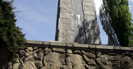 Zniszczony pomnik radziecki w Poznaniu. "Zburzyć to"