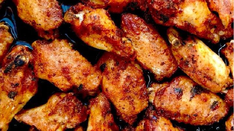 Chrupiąca przekąska. Pieczone skrzydełka kurczaka
