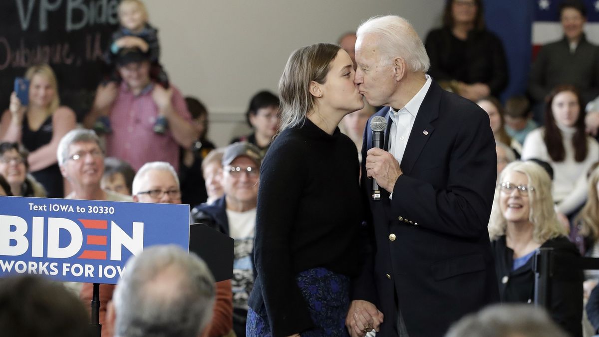Joe Biden całuje wnuczkę podczas wiecu w stanie Iowa.