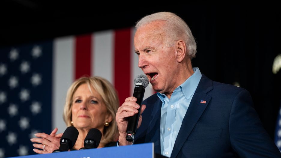 Wybory w USA. Jeden z faworytów do wyścigu o nominację Partii Demokratycznej Joe Biden (w tle żona - Jill)