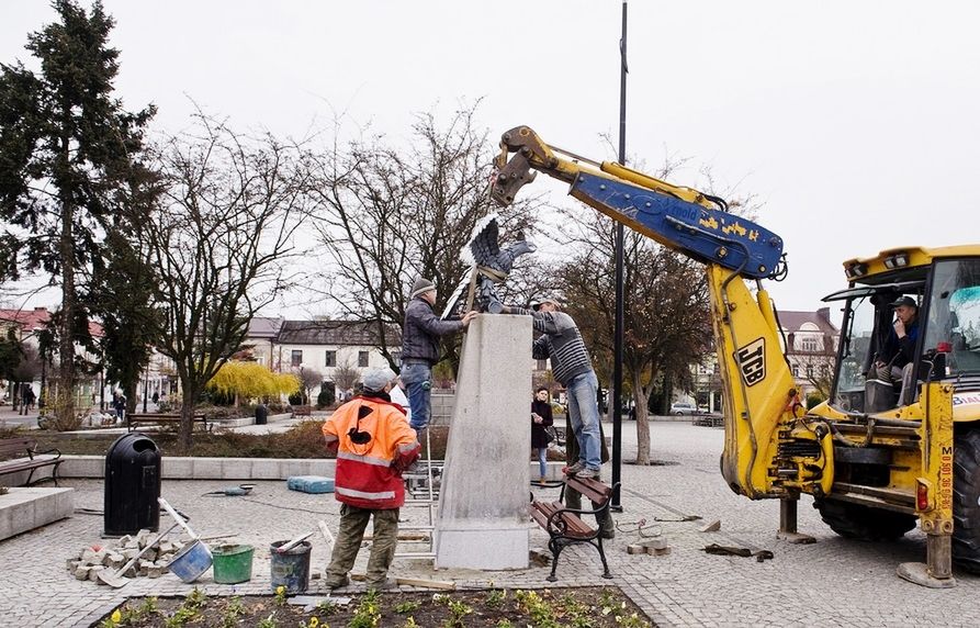 Przenieśli pomnik dla Dudy, bo stał za blisko kebaba