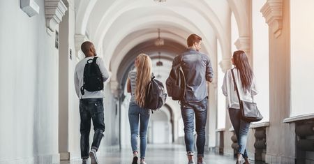 Koronawirus w Polsce. Studiują, ale są za młodzi, żeby wyjść samemu po bułki