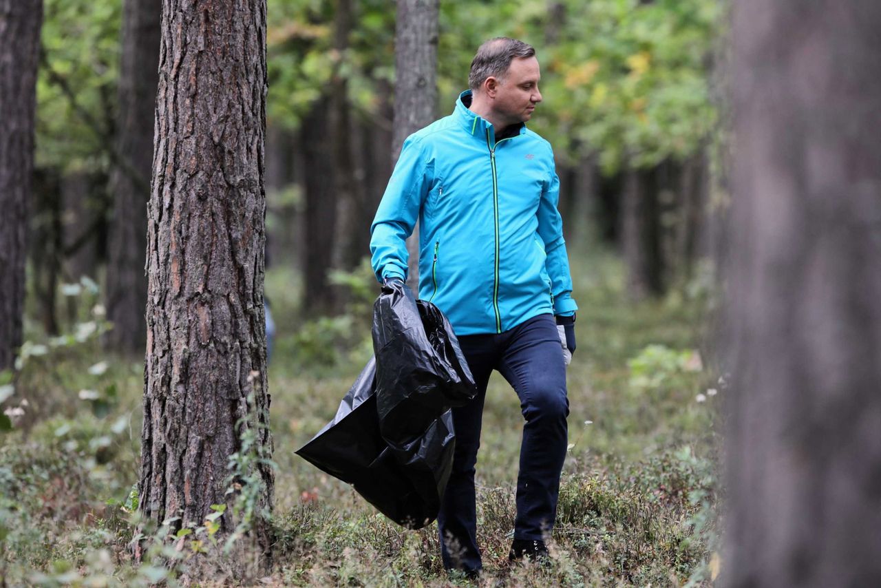 Prezydent Andrzej Duda w Puszczy Białej. Sprząta las