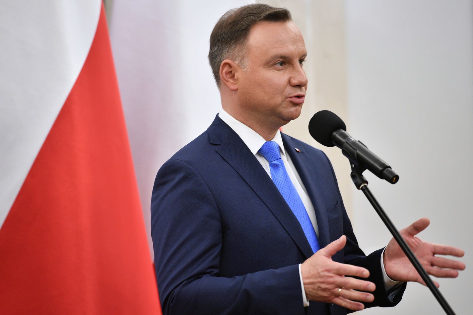 Większość Polaków uważa, że Andrzej Duda łamie konstytucję