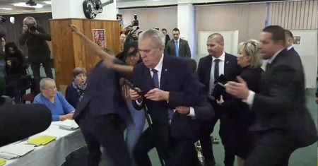 Prezydent zaatakowany przez półnagą aktywistkę. "Jesteś dziwką Putina"