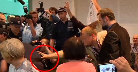 Groźny incydent w sądzie: chciał odebrać broń policjantowi. Usłyszał zarzuty