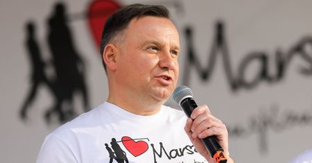 Znamy cenę koszulki Andrzeja Dudy. Za te pieniądze można kupić kawalerkę