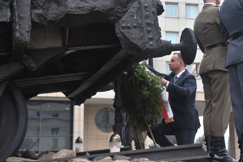 Prezydent Andrzej Duda składa wieniec pod Pomnikiem Poległym i Pomordowanym na Wschodzie