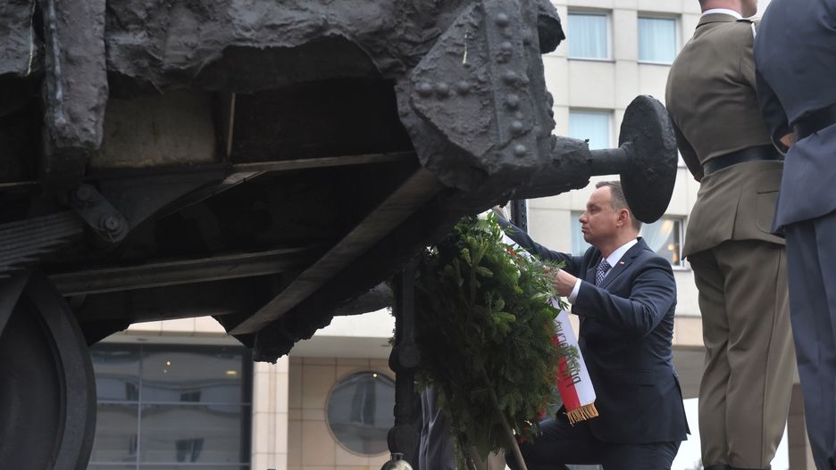 Prezydent Andrzej Duda składa wieniec pod Pomnikiem Poległym i Pomordowanym na Wschodzie