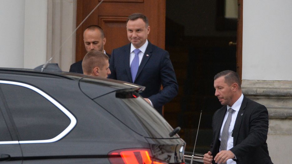 Prezydent wychodzi z Belwederu po spotkaniu z prezesem PiS