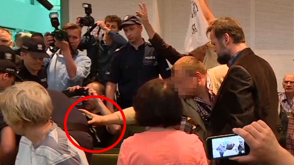 Mężczyzn usiłował wyrwać broń policjantowi