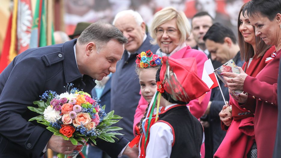 Prezydent z dziećmi ubranymi w stroje ludowe