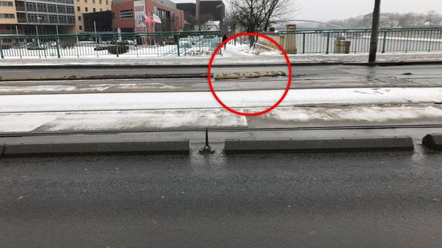 Pojazd najechał na separator