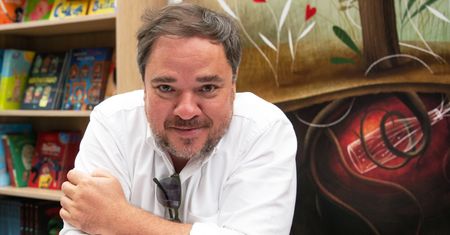 Grzegorz Kasdepke przeczyta swoją najnowsza książkę na żywo. I może stanie na głowie
