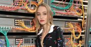 Lily-Rose Depp: znudzona i przeraźliwie chuda córka gwiazdorskiej pary na pokazie mody