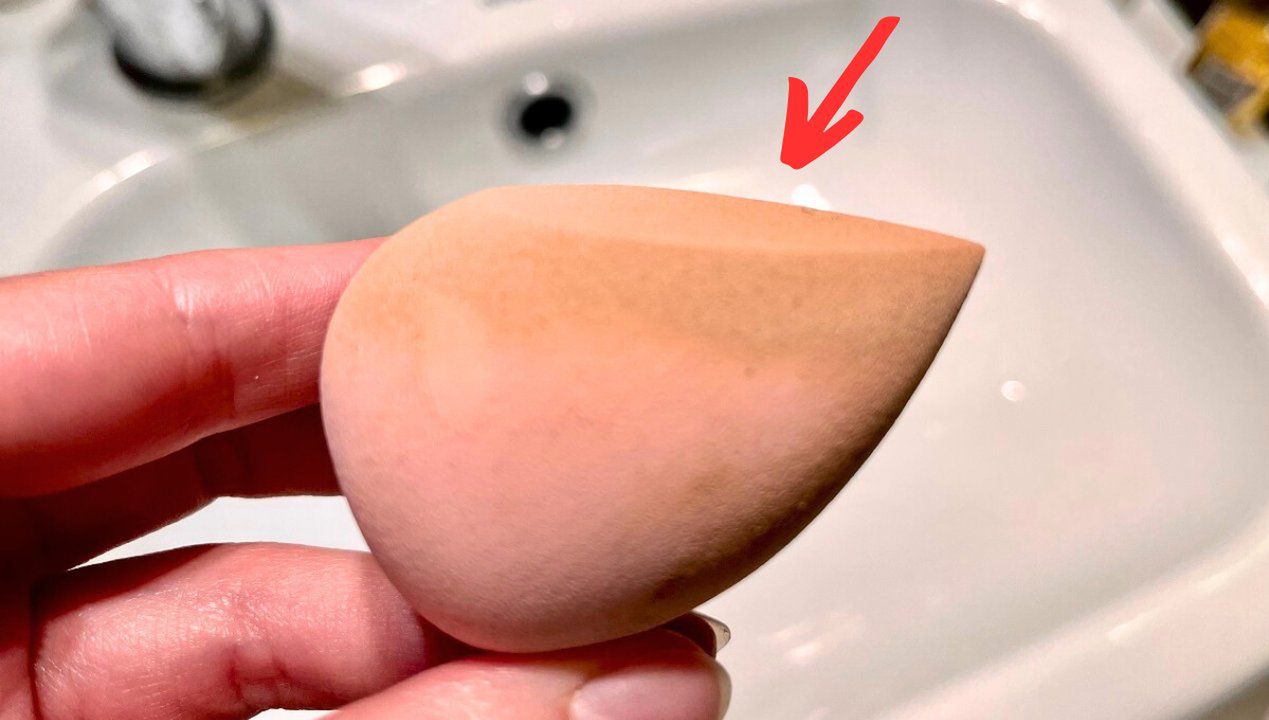 Nakładaj regularnie na beauty blender, a pozbędziesz się brudu i bakterii. Prosto i szybko!