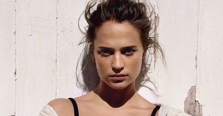 Alicia Vikander w brytyjskim "Vogue"
