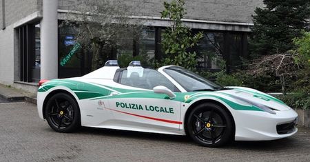 Ferrari 458 spider zabrane mafii służy jako radiowóz