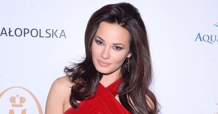 Natalia Szroeder w czerwonej mini