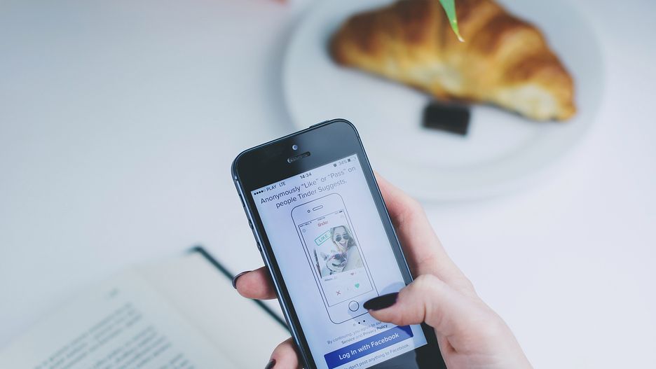 Częściej użytkownikami Tindera w Polsce są mężczyźni.