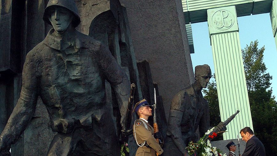Złożenie hołdu Powstańcom przez kanclerza Niemiec Gerharda Schroedera pod Pomnikiem Powstania Warszawskiego w 2004 roku