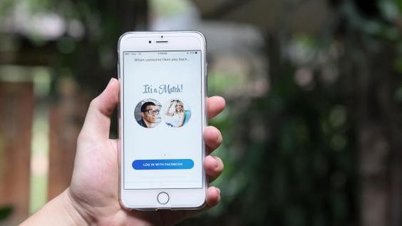 Tinder i Badoo to wiodące aplikacje, z których korzystają Polacy, jeśli chcą poznać kogoś nowego