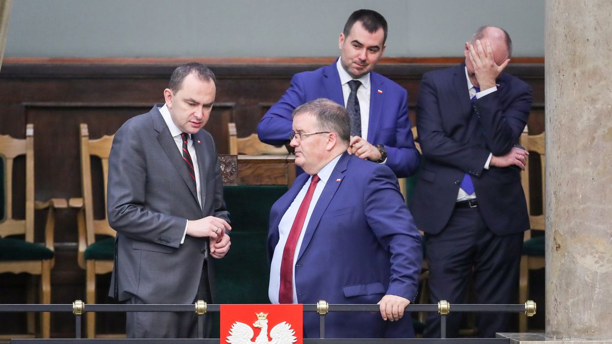 "Prezydent nie chce tej ustawy na biurku" - tak o ustawie znoszącej limit 30-krotności mówi Andrzej Dera. To już drugi taki głos z otoczenia prezydenta