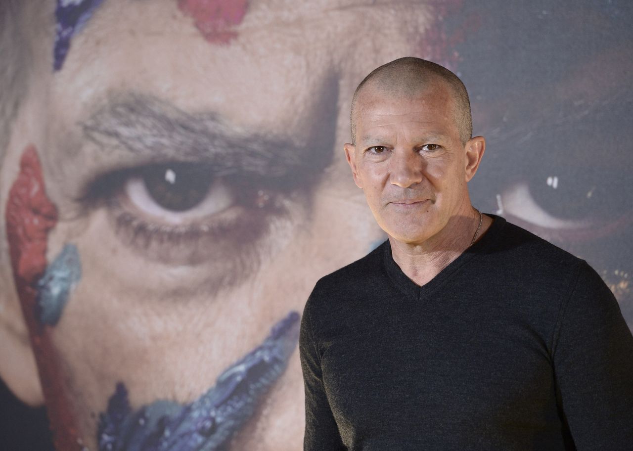 Łysy Antonio Banderas na premierze miniserialu "Geniusz: Picasso", w którym gra główna rolę