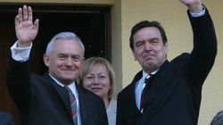 Premier Miller i kanclerz Schroeder przed domem Millera na warszawskim Ursynowie