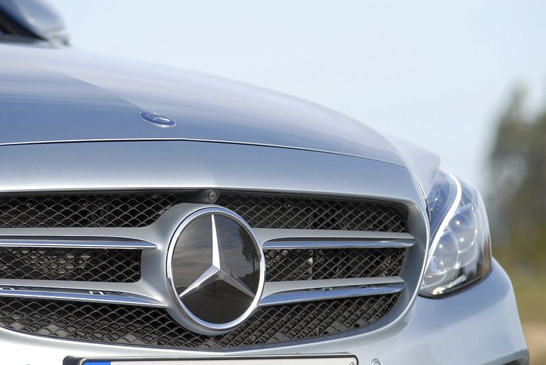 Właściciel marki Mercedes-Benz odnotował spadek zysków.