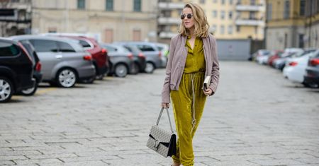 STREET STYLE: Kombinezon, kurtka bomber i szpilki w idealnej jesiennej stylizacji