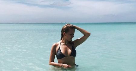 Jessica Mercedes kusi zgrabnym ciałem na rajskich wakacjach