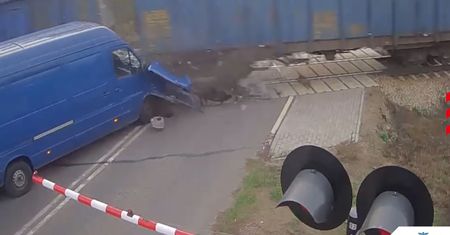 Mercedes wjechał w pociąg na przejeździe kolejowym. Kolizję nagrała kamera
