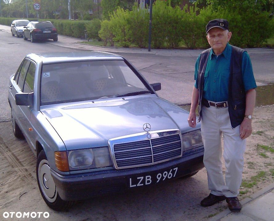 Pan Bogdan z Łodzi jeździł tym autem ponad 30 lat, teraz jego mercedes jest do kupienia