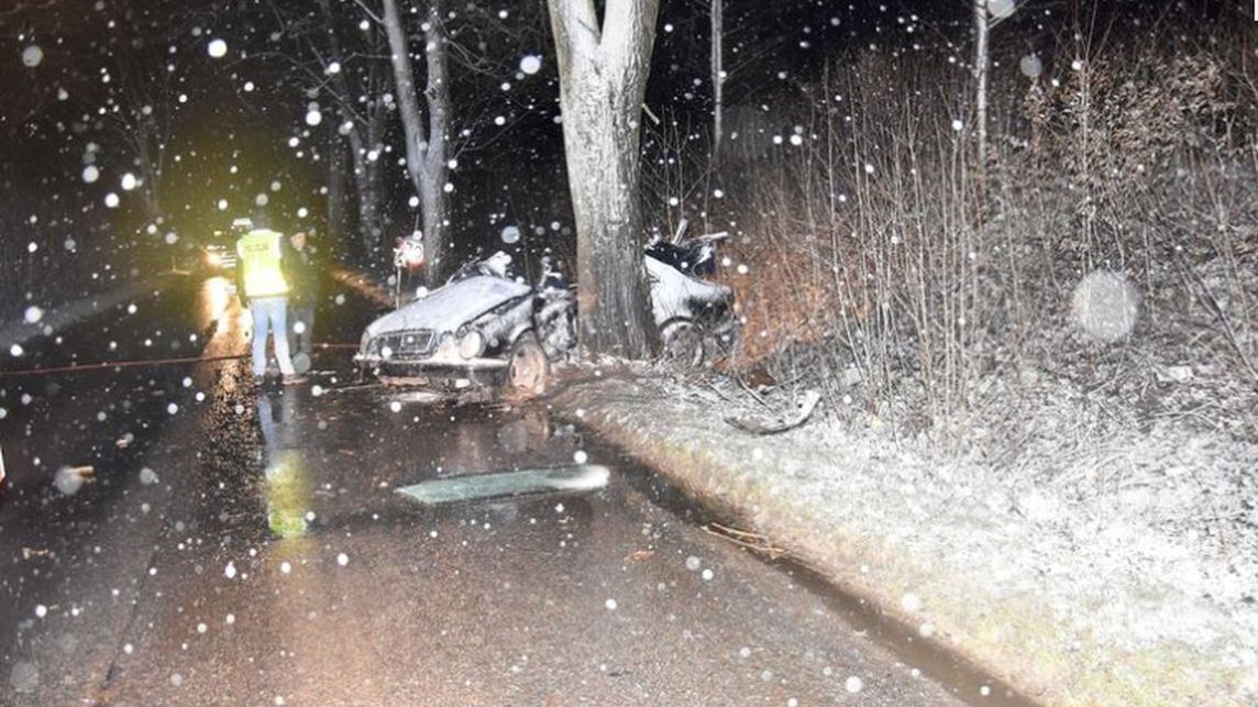Miejsce tragicznego wypadku w Strudze. Za kierownicą mercedesa zginął 26-letni kierowca.