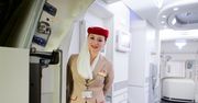 Stewardesy trzymają ręce za plecami? W tym czasie wykonują ważną czynność