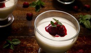 Panna cotta z jogurtem i malinami. Delikatny deser we włoskim stylu