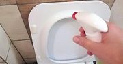Spryskaj tym deskę sedesową, a będzie lśniła jak nowa. Żółte plamy i zacieki znikną