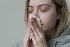 Niedrożność nosa – przyczyny, objawy i leczenie