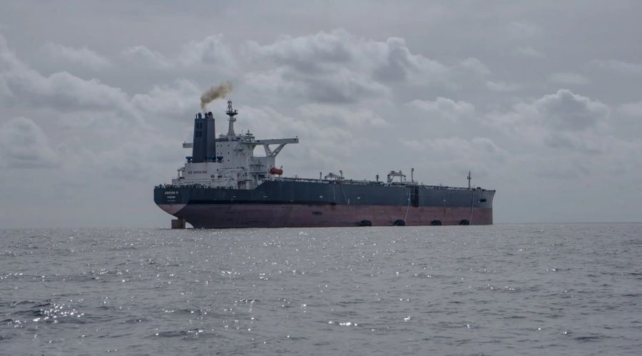 Rosyjski tankowiec uwięziony w arktycznym lodzie. Ryzykowna gra "floty cieni"