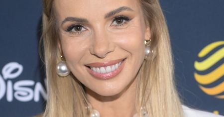Weszła cała na biało, ale show skradła torebka. Kosztowała krocie